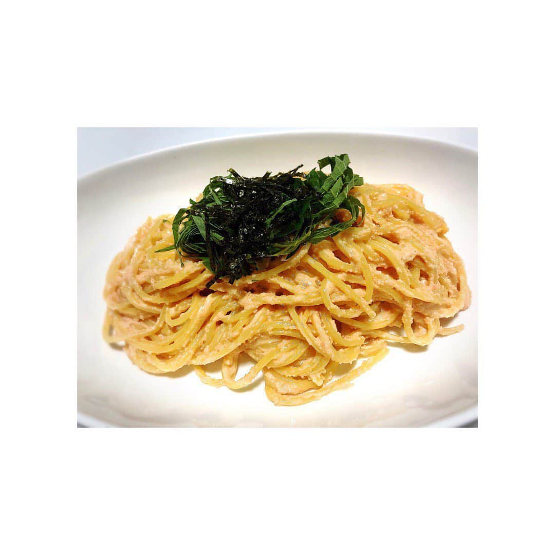 高木紗友希のインスタグラム：「#ご飯だべぇ * たらこクリームパスタ * ◼︎材料 パスタ/一人前 たらこ/2腹 バター/10g 生クリーム/100ml 醤油/大さじ1 マヨネーズ/小さじ1 * ◾️作り方 ①たらこの皮を取る。 ②パスタを茹でる。この時に少し固めくらいでザルにあげます。 ③フライパンにバターと生クリームを入れて温め、マヨネーズと醤油を入れ、弱火でソースを煮詰めます。 ④そこにたらこを入れ混ぜながら火を通したら、茹で上がったパスタを入れ、ソースを絡めます。 ⑤お皿に盛り付け、千切りした大葉と、刻み海苔をかけたら、おしまい。 * 簡単に美味しく大好きなクリームパスタが出来ました。お家でパスタが食べたくなった時に作れたら嬉しいよねっ。 * お休みの日のお昼とかに作ってみてください〜。 * * #juicejuice #高木紗友希 #料理 #レシピ #簡単レシピ #時短レシピ #たらこ #たらこクリームパスタ #パスタ #たらこクリームパスタ」