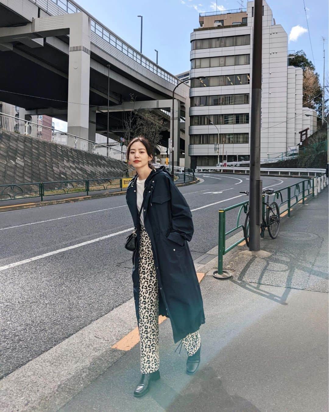 Shiho Sasakiのインスタグラム：「大人気のレオパードpants🐆 ネイビーのスプリングコートで大人ぽく合わせてみたよ✨ 太陽が眩しくってすごく目があまり空いてない🕶笑 outerは今月末発売のものです🙆‍♀️ #MOUSSY#MOUSSYSNAP#pixelで撮影#team_pixel#baroque_pixel」