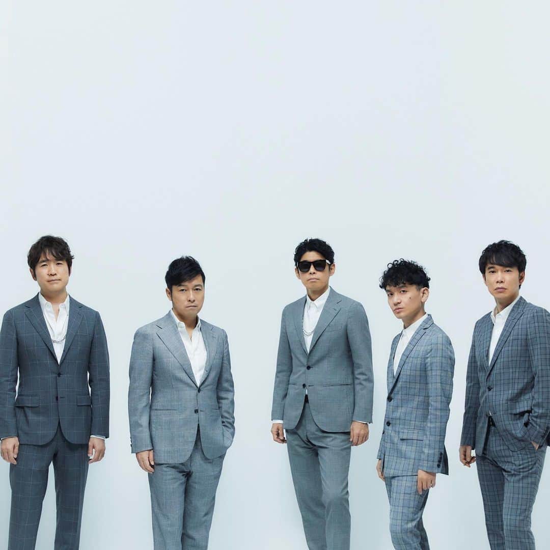 長山一樹のインスタグラム：「THE FIRST TAKE @the_firsttake  アーティストの一発撮りのパフォーマンスを発信するYouTubeチャンネル。 写真と映像、両方のディレクションを携わらさせていただいております。 演出を削ぎ落とした緊張感ある空間での一発にかけるアーティストの歌声に鳥肌が立つことでしょう。 是非ご覧ください。 デビュー25周年を迎えるゴスペラーズ。平成を代表し誰もが知っているラブソングでもある、アカペラの名曲「ひとり」をパフォーマンス。 @the_gospellers_official  #ゴスペラーズ #ひとり  Creative Director @smzksk  Art Director @kana_takara  Director of Photography @kazuki_nagayama  Camera Assistant Yohei Suzuki Producer kentaro Kinoshita Production Hinako Arifuku #thefirsttake #photography #kazukinagayama #長山一樹 #hasselblad #h6d」