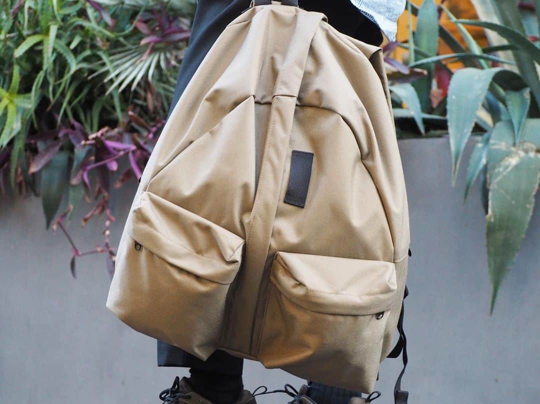 のインスタグラム：「【NEW ARRIVAL】 〈WEWILL × PORTER〉 "VERTIC BACKPACK" ・ WEWILLのVIRTIC BACKPACKが再入荷。2020年春夏の新色としてBEIGEが入荷しております。 ・ フロントからバックまでセンターに設けられたダブルジップが特徴的なバックパックは、他のブランドにはない、ユニークなデザイン。 ・ 一般的なデイパックよりも大きなサイズは、計算されたオーバーサイジング。耐久性に優れたCORDURA素材。 見た目のデザインだけでなく、吉田カバンとの共同制作により実用性も確かなバックパックに。 ・ シンプルな印象を覆すような、新感覚な逸品。 是非店頭にてお試し下さい。 ・ COLOR:NAVY, BLACK, BEIGE ¥28,000+TAX  #bjirushiyoshida #B印YOSHIDA #代官山 #daikanyama #TOKYO #BEAMS #ビームス #yoshidakaban #吉田カバン #ポーター  #porter #비지루시요시다 #도쿄 #다이칸야마 #빔스 #빔즈 #포터 #데일리룩 #백팩 #WEWILL #ウィーウィル」