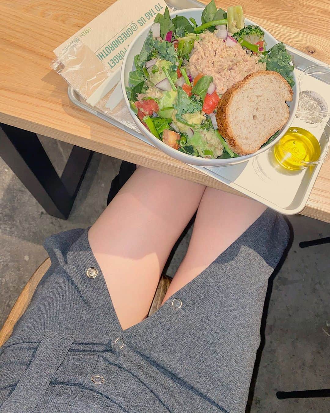 渋谷ゆりのインスタグラム：「#食べ過ぎた時 の『なんで食べちゃったんだろう😫』を『なんで食べちゃったんだろう🤔』に変えてみよう💞 お腹が減ってたなら、食べることは生きることだからOK🙆‍♀️ 目の前にあったからつい、であれば置かないように気をつければOK🙆‍♀️心が満たされずに食べちゃったなら、大変だったねって、まずは頑張ってる自分をいたわって☺️満たされない心を埋める何かを、食事以外の方法でゆっくり探していけばOK🙆‍♀️💞 全てOK〜🙆‍♀️自分を責めるのはやめよう😌❤️ Don’t blame yourself when you eat too much 😌❤️ 你吃的太多了也不要責怪自己😌❤️ #ケール #サラダ #アンチエイジング #沙拉 #健康 #健身 #减肥 #減肥 #美容 #筋トレ #salad #organic #ヴィーガン #オーガニック #筋トレ女子 #ダイエット #diet #美肌 #摂食障害 #カフェ #cafeintokyo #美脚　#美腿 #足痩せ #脚痩せ」
