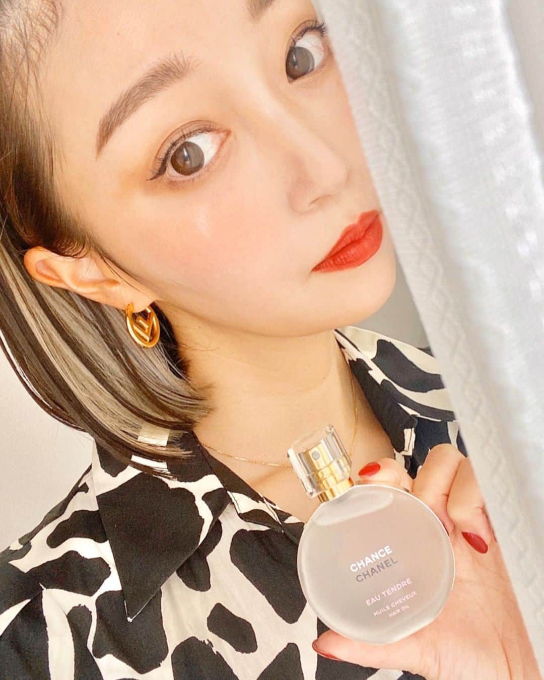 梅谷安里さんのインスタグラム写真 - (梅谷安里Instagram)「最近愛用してるCHANEL チャンス オー タンドゥル ヘア オイル💋 昔から大好きな香りのヘアオイル。 持ち運び出来るサイズ感で 毎朝この香りに癒されてるよ🥰 ・ ・ イベントも開催されるみたいだよ♡ 2月19日〜25日 大丸心斎橋店 3月11日〜17日 ジェイアール京都伊勢丹  #CHANEL#シャネル #takeyourchance #チャンスオータンドゥル#PR」2月18日 21時05分 - anriworld