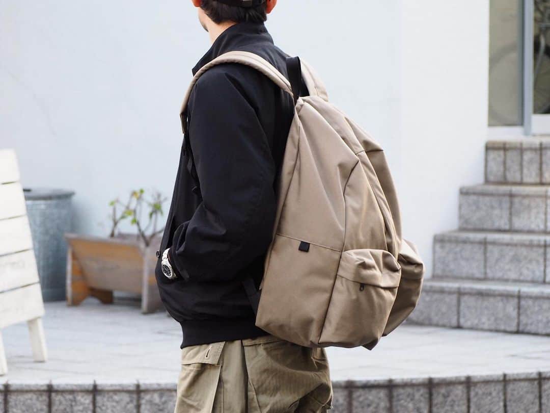 のインスタグラム：「【NEW ARRIVAL】 〈WEWILL × PORTER〉 "VERTIC BACKPACK" ・ WEWILLのVIRTIC BACKPACKが再入荷。2020年春夏の新色としてBEIGEが入荷しております。 ・ フロントからバックまでセンターに設けられたダブルジップが特徴的なバックパックは、他のブランドにはない、ユニークなデザイン。 ・ 一般的なデイパックよりも大きなサイズは、計算されたオーバーサイジング。耐久性に優れたCORDURA素材。 見た目のデザインだけでなく、吉田カバンとの共同制作により実用性も確かなバックパックに。 ・ シンプルな印象を覆すような、新感覚な逸品。 是非店頭にてお試し下さい。 ・ COLOR:NAVY, BLACK, BEIGE ¥28,000+TAX  #bjirushiyoshida #B印YOSHIDA #代官山 #daikanyama #TOKYO #BEAMS #ビームス #yoshidakaban #吉田カバン #ポーター  #porter #비지루시요시다 #도쿄 #다이칸야마 #빔스 #빔즈 #포터 #데일리룩 #백팩 #WEWILL #ウィーウィル」