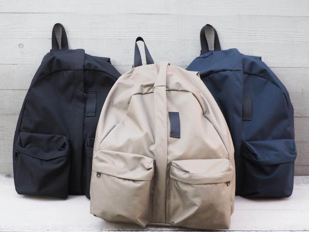 のインスタグラム：「【NEW ARRIVAL】 〈WEWILL × PORTER〉 "VERTIC BACKPACK" ・ WEWILLのVIRTIC BACKPACKが再入荷。2020年春夏の新色としてBEIGEが入荷しております。 ・ フロントからバックまでセンターに設けられたダブルジップが特徴的なバックパックは、他のブランドにはない、ユニークなデザイン。 ・ 一般的なデイパックよりも大きなサイズは、計算されたオーバーサイジング。耐久性に優れたCORDURA素材。 見た目のデザインだけでなく、吉田カバンとの共同制作により実用性も確かなバックパックに。 ・ シンプルな印象を覆すような、新感覚な逸品。 是非店頭にてお試し下さい。 ・ COLOR:NAVY, BLACK, BEIGE ¥28,000+TAX  #bjirushiyoshida #B印YOSHIDA #代官山 #daikanyama #TOKYO #BEAMS #ビームス #yoshidakaban #吉田カバン #ポーター  #porter #비지루시요시다 #도쿄 #다이칸야마 #빔스 #빔즈 #포터 #데일리룩 #백팩 #WEWILL #ウィーウィル」
