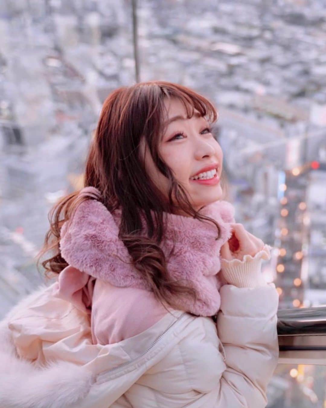のインスタグラム：「なんでか、動画がアップされないから、前の写真♥️ ﻿  渋谷スクランブルスクエアの展望台☁️✨﻿ ﻿  ほんとすっごく良かった💐﻿ ソファとかハンモックもあったり﻿ 芝生でゴロゴロできるし ﻿ 一度は行ってみてほしい🙆‍♀️❣️﻿ エレベーターにも注目してみて⭐️﻿ ﻿ ﻿ ﻿私は土日にいったから 結構人多くて大変だったよ😂💞﻿ ﻿ けど、それ我慢したかいがあるぐらいよかった💗﻿ ﻿ ﻿ みんな同じ場所で写真撮ってたから﻿ 私は違う場所で🍓🌸﻿ ﻿ ﻿ほんとに よるは冷え込むからしっかり厚着で行くのがおすすめ！﻿ ﻿ 帽子とか、被っていけないのと、﻿ ﻿ 外は﻿ カメラ【携帯】以外は基本的にロッカーの中に入れなきゃいけないので﻿ 気をつけてー！💞💞﻿ ﻿ ﻿ ﻿ ﻿ ﻿ ﻿ #渋谷スクランブルスクエア #スクランブルスクエア#shibuyascramblesquare #scramblesquare #shibuya #展望台 #渋谷スカイ #shibuyasky #渋谷sky  #景色 #景色綺麗 #東京観光 #渋谷 #都市開発 #渋谷スカイ展望台 #渋谷スクランブルスクエア展望台 #ダウンコーデ #ダウンコート #ホワイトコーデ #ショート丈コート #チュールスカート #ロングチュールスカート #パーカーコーデ #エイチアンドエム #パーカー女子」