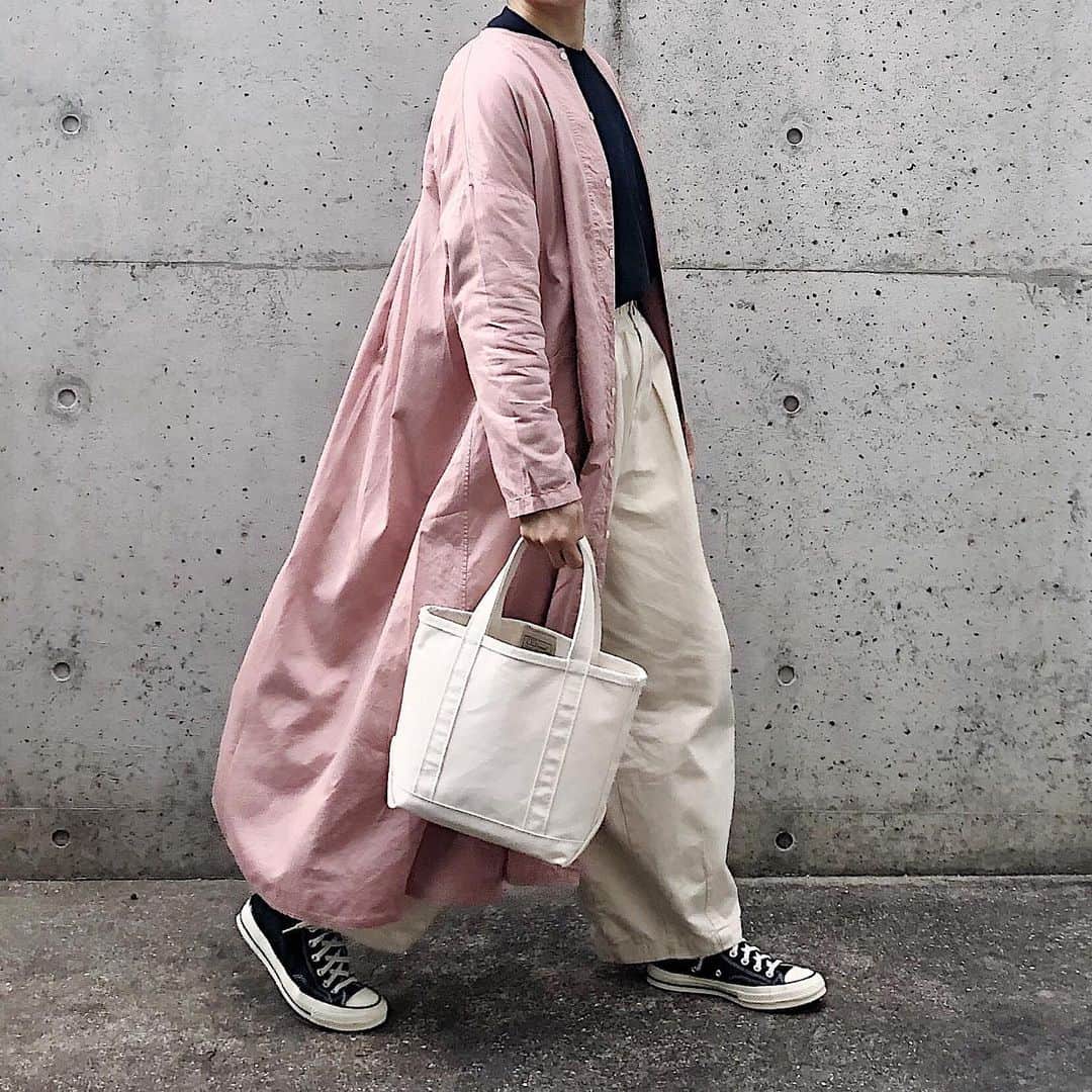 ryokoさんのインスタグラム写真 - (ryokoInstagram)「▪︎ . 楽しみにしてた春色のシャツローブ🌸 . . . robe #harvesty pants #harvesty shoes #converse #ct70  bag #llbean」2月18日 21時14分 - ryo___ka