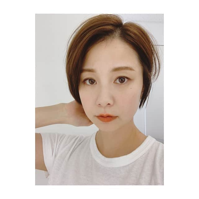 田中美保さんのインスタグラム写真 - (田中美保Instagram)「今日は撮影DAY…📷 👶はいつもは一緒に行くけど 今日はたまたまお休みだった夫とモフちゃん🐕とお留守番してもらいました…  泣くかなぁ！？なんてドキドキしてたけど3人の仲を深めていたみたいで…ほっこり😚 泣かずにお昼寝したり遊んだり楽しんでいたみたい😗  私はなんだか大人な感じに素敵にしてもらい…(←実際しっかり大人なんですがw) 撮影を楽しませていただきました📷  そしてなんと最近の就寝はお母さんお母さんだった👶は 先ほど今日一日ベッタリだった大好きな父の腕の中で眠りに着きました😳  皆さまも素敵な夢を…🌙 #LEE #撮影 #お仕事 #楽しかった #ありがとう #お疲れ様 #おやすみなさい」2月18日 21時23分 - miho12tanaka