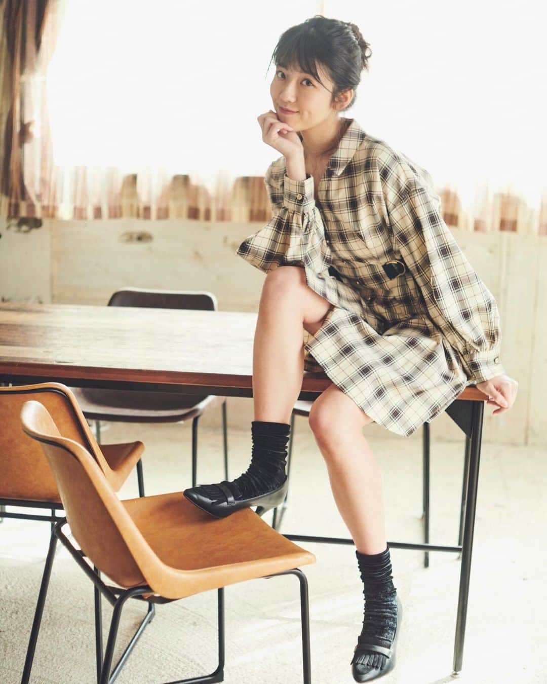 のインスタグラム：「おだんご×チェックシャツワンピ。 . Photographer @kazuto_fotografo  Hair and makeup @rino.dokai  dress @redyazel  #きょんコーデ」
