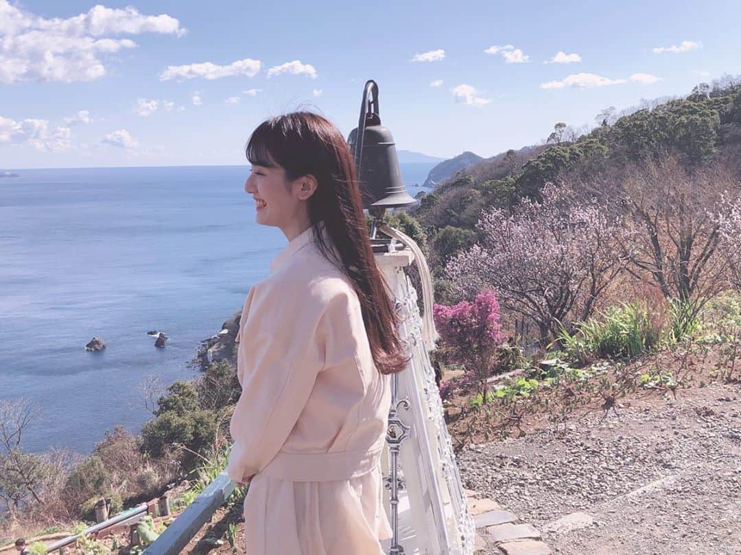 のインスタグラム：「今日は朝から『いい伊豆みつけた』のロケに行ってきました☺️🌸✨お天気がよく、春の日差しの中、カフェ巡りを楽しみました🐈🍓放送は、3月末頃です！詳細はまたインスタでお知らせします😋💓 . . . . #dazzlin #fashion #春服 #春服コーデ #伊豆旅行 #伊豆グルメ #伊豆カフェ #撮影」