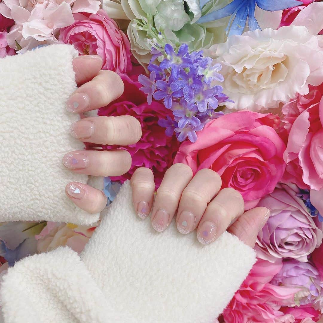 柴田阿弥さんのインスタグラム写真 - (柴田阿弥Instagram)「#nail 💅❤️🐰 めっちゃシンプルです☺️でも可愛いの！ とても気に入ってます！！！ ㅤㅤㅤㅤㅤㅤㅤㅤㅤㅤㅤㅤㅤㅤㅤㅤㅤㅤㅤㅤㅤㅤㅤㅤㅤㅤ @pomynail_shibuya さんでやったよ〜❣️💓 お店可愛くてテンション上がって一度やってみたかったお花のバックにネイル撮ってみた🥰笑 ㅤㅤㅤㅤㅤㅤㅤㅤ タピオカとアクセサリーをプレゼント中との事🧸💋 #newnail #フレンチネイル #ラメフレンチ #クリアネイル #クリアフレンチ #ハートネイル」2月18日 21時26分 - ayashibata0401