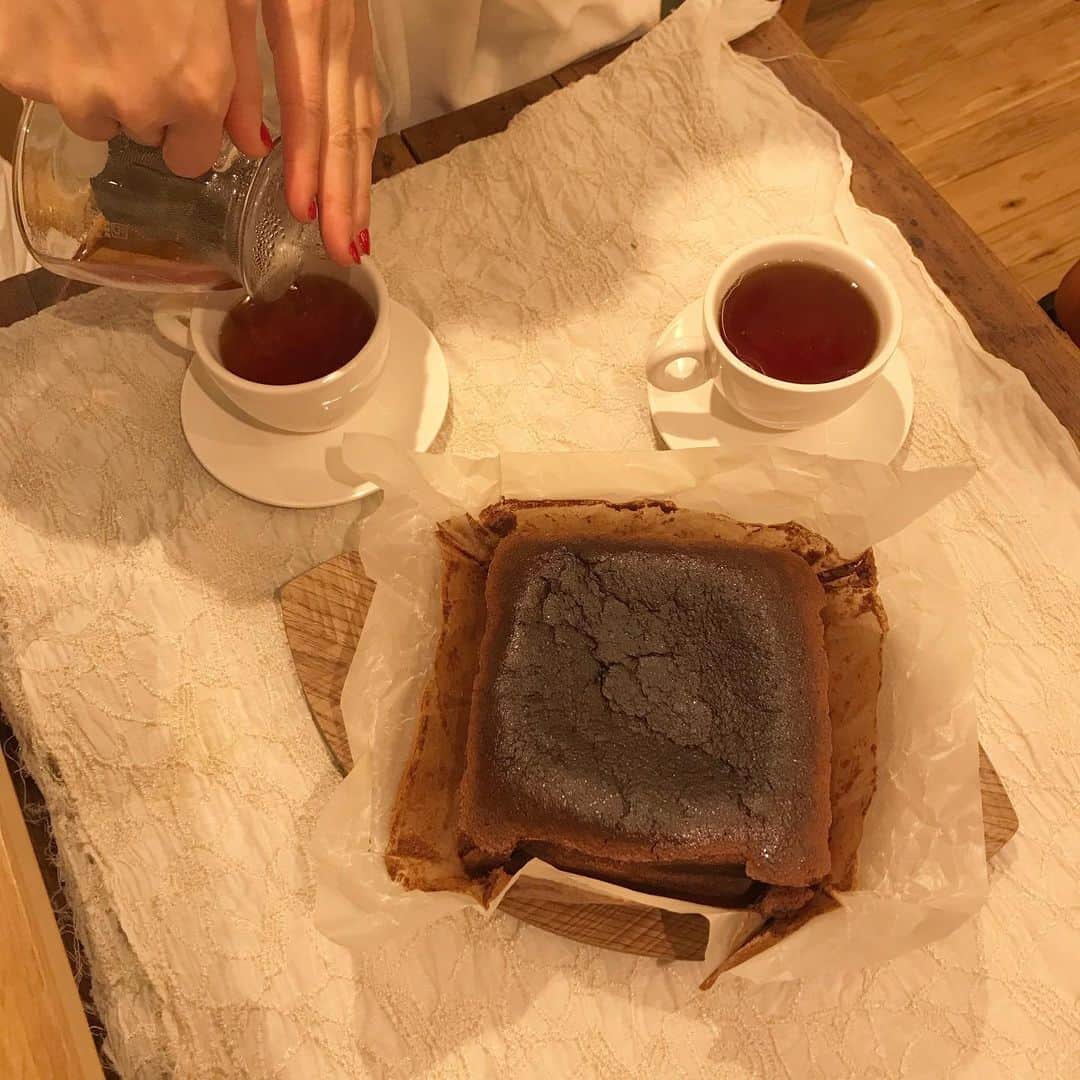 のインスタグラム：「イッチーとあやさんが作ってくれたチョコケーキ。 おいしすぎて言葉出んかった。 え、、え？うんま、えっ？！え？え？え？🐴！え？うま！え！？ とてつもなく幸せな時間だった。あいらびゅー。 @alysa_i @aya__watanabe  #mito_natsume #おいしそうおいしそうおいしそうおいしい」