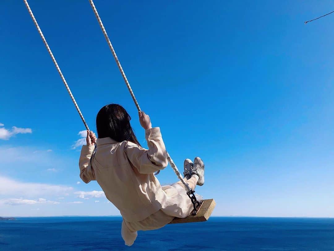 のインスタグラム：「これぞ！インスタ映え✨🥺✈️ 『アカオ ハーブ＆ローズガーデン』には、いまSNSなどで話題の〝空飛ぶブランコ〟があるんです、、！☁️🌈✨これは、合成ではなく本物！！もちろん無加工です😋✨詳しくは、3月末頃放送予定の『いい伊豆みつけた』をご覧ください💐 . . . . #アカオハーブアンドローズガーデン #空飛ぶブランコ #インスタ映え #インスタ映えスポット #伊豆旅行 #伊豆 #好吃 #赞 #粉我 #照片 #时装  #좋아요 #팔로미 #오오티디 #아웃핏 #데일리코디 #데일리패션 #패션 #코디 #머리스타그램 #메이크업 #デートスポット」