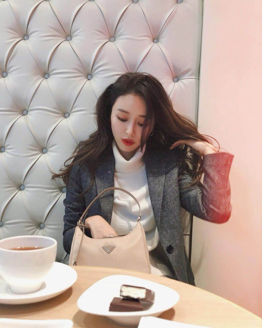 加治ひとみさんのインスタグラム写真 - (加治ひとみInstagram)「tea break❤️🍫❤️ 撮影終わりに大好きなチョコ❤︎ 最近はジャケットにデニムを合わせたコーデが多め😉💕 - - #かぢコーデ  ootd⬇︎ jacket ☞ @burberry  sweater ☞ @uniqlo  bottoms ☞ @uniqlo  bag ☞ @prada  shoes ☞ @nike」2月18日 21時29分 - kaji_26