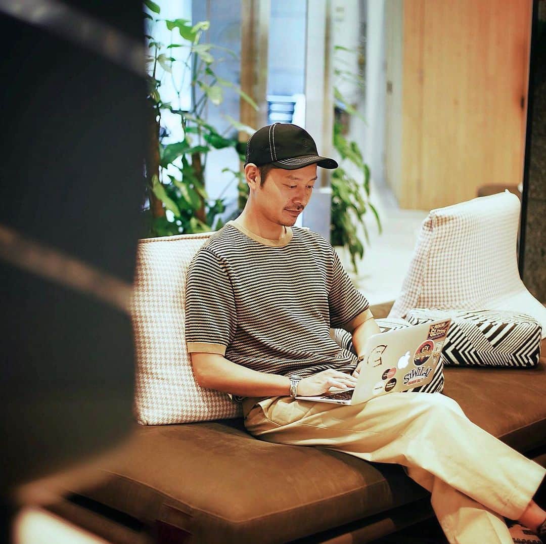 のインスタグラム：「“relax work style...” ———————————————————————— Photography @kens_cc  #camoshita #camoshitaunitedarrows #newcolonialstyle #jetset #singapore #luxuryresort #colonyclothing #singaporelife #singaporestyle  #lifestyle #fashion #mensfashion」