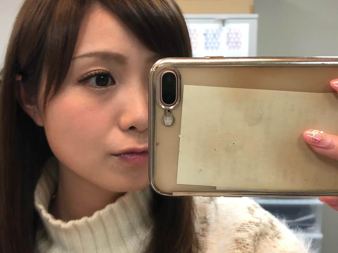 南條早紀さんのインスタグラム写真 - (南條早紀Instagram)「テレビ用メイクは濃いめ💄 . #アイライン しっかり。 まつ毛ふさふさ〜〜 #つけまつげ . #リップ はこれから。 #ヘアメイク も これから。 . #スマホケース に 挟まる #領収書 。 #年季入ってる ... #インスタ萎え （#常習犯 . 片目だけ#カメラレンズ で #アンドロイド っぽい\( ˆoˆ )/ . . 今夜も冷えますので あたたかくしておやすみください⛄️❤️ きょうもお疲れさまでした💫 . . #アナウンサー #メイク #セルフメイク #無加工 #鏡越し #メイク好き #くま #ひどい #消えてない #女子アナ #女子アナメイク #南條早紀 #なんじょうのにちじょう #控室にて」2月18日 21時32分 - nanjo_saki