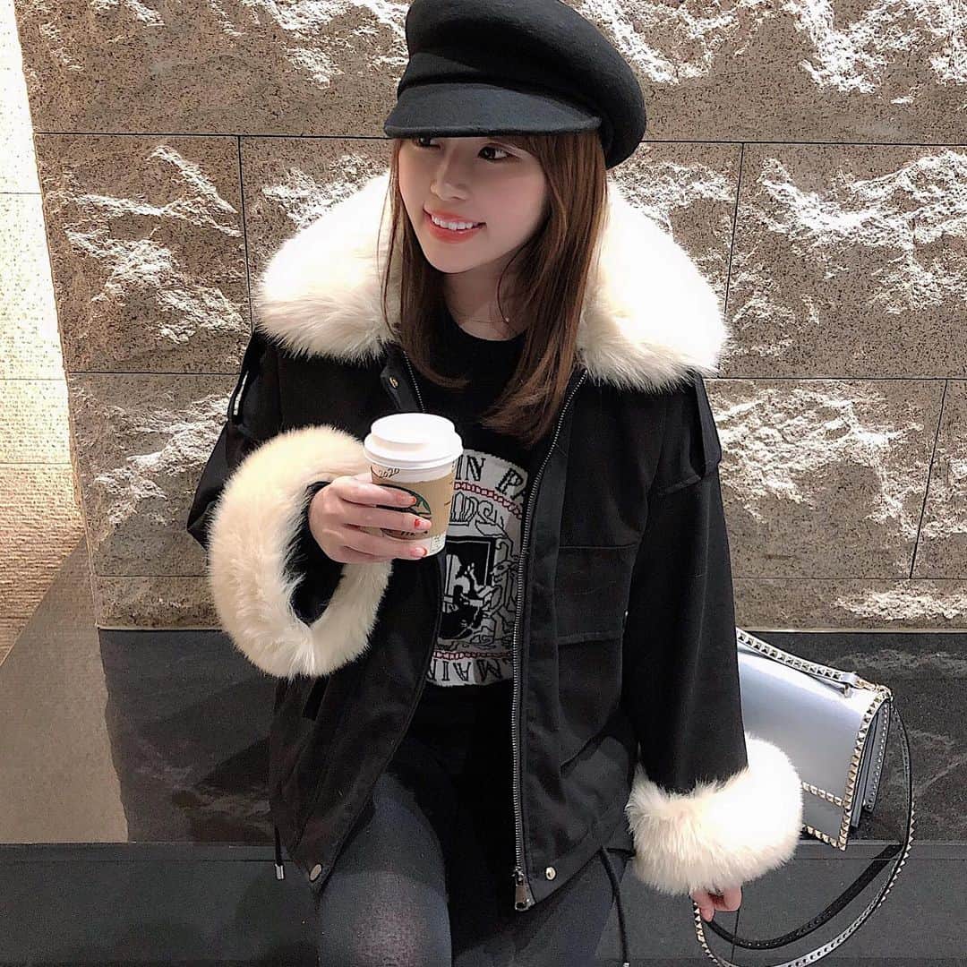 藤川沙弥のインスタグラム：「𓂃𖠚ᐝ﻿ ﻿ 話題の映画パラサイト観た日📽﻿ なんだかすごい長く感じました🤯w﻿ それ以上の感想は胸に留めときますね🤫笑﻿ ﻿ 寒かったのでモコモコが可愛いのに﻿ ショート丈のミリタリーだから﻿ カジュアルに着れるアウターを✌🏻﻿ @spicaglow です🐑﻿ ﻿ 1000円引きになるクーポンコードがあるから﻿ 是非お得に使ってね❤︎⇨sysg﻿ ﻿ #spicaglow﻿ #spicaglowstyle」