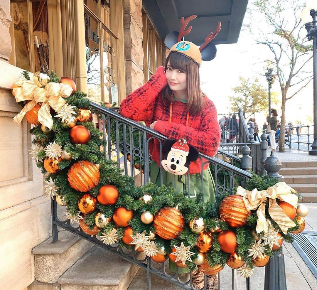 浅井麻里さんのインスタグラム写真 - (浅井麻里Instagram)「🦌🎀﻿ ﻿ 昨日今日と山形県に来てて、﻿ 雪の真っ白な世界の中にいたら﻿ なんだかこの写真アップしたくなった❤️🤣﻿ ﻿ 撮影しつつ、貸切のゲレンデでスキーしたり﻿ かんじき履いてスノートレッキングしたり、﻿ 睫毛に雪がのるくらいの吹雪も体験したり、﻿ 新幹線の中でずーっとアナ雪の歌聴いてたり（笑）﻿ 真冬❄️雪の世界を満喫✨☃️﻿ ﻿ そっちもまた色々写真投稿しまーす⛷💕﻿ ﻿ ﻿ #ディズニーシー#赤コーデ#ディズニー#ミッキー#トナカイコーデ#ディズニーバウンド#ディズニーイヤハ#冬コーデ#disneysea#disney」2月18日 21時32分 - mari_asai_625