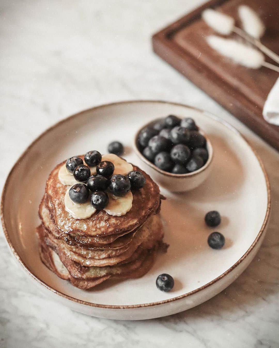 Anna Nyströmのインスタグラム：「𝐁 𝐀 𝐍 𝐀 𝐍 𝐀  𝐏 𝐀 𝐍 𝐂 𝐀 𝐊 𝐄 𝐒 🥞🍌⁣ Made these for lunch today, so delicious! Here is the recipe if you would like to try it ♥⁣ ⁣ • 2 organic eggs⁣ • 1 organic banana⁣ • 1 pinch of salt⁣ • 1 pinch of cinnamon ⁣ • 1 pinch of organic vanilla⁣ ⁣ • Virgin coconut oil for cooking ⁣ • Honey & blueberries for topping⁣ ⁣ Mix the ingredients into a batter. Put some coconut oil in the pan and cook the pancakes on medium heat until golden brown. ⁣ Serve with some extra slices of banana, blueberries and drizzle some honey on top! 🍯⁣ ⁣」