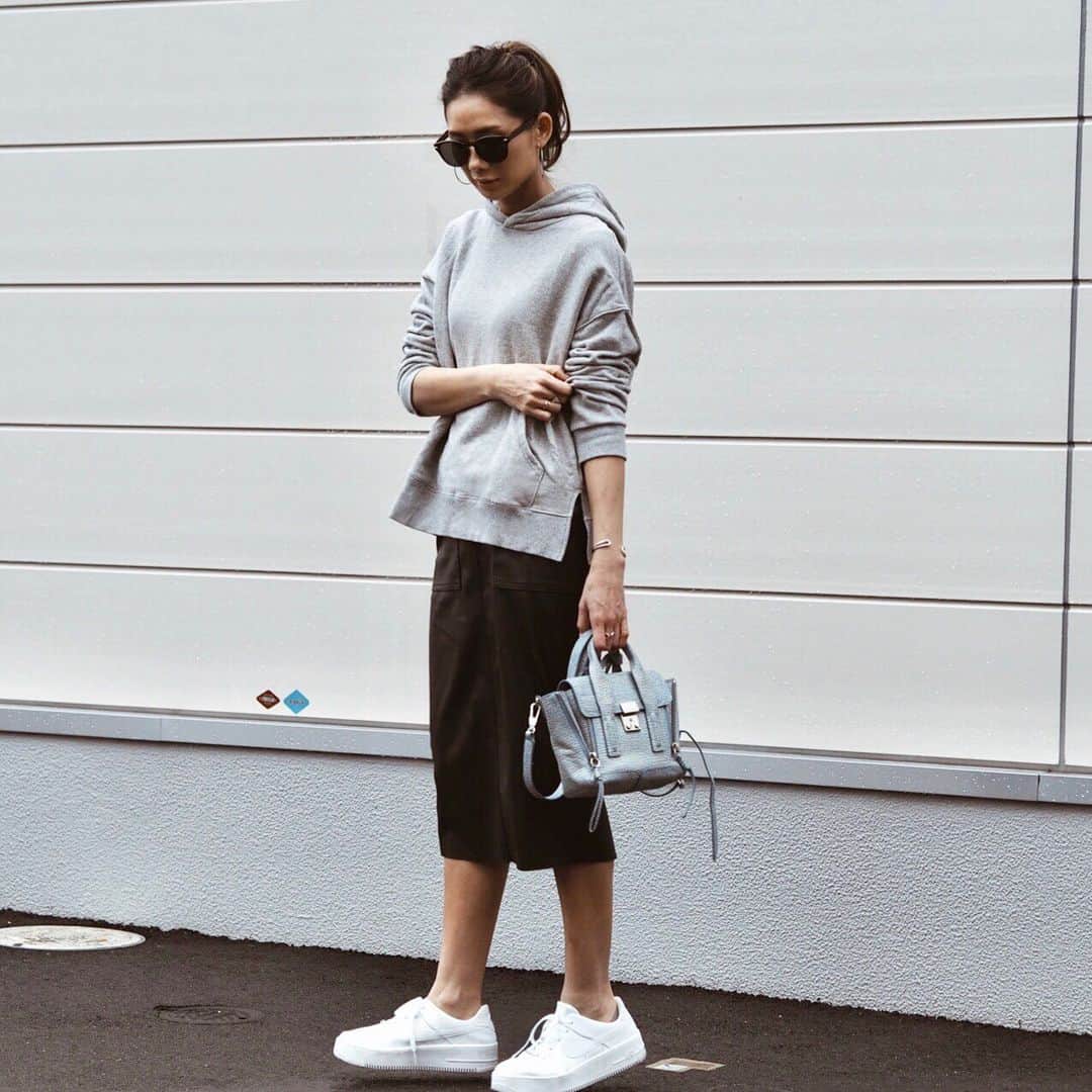 のインスタグラム：「* * 🐭🐭🐭 * * #fashion#coordinate#ootd#outfit#instafashion#fashiongram#fashionstyle#casualstyle#casualfashion#sneakers#sneaker#31philliplim#philiplim#nike#airforce1#airforce1sagelow#sagelow#ファッション#コーディネート#カジュアルコーデ#大人カジュアル#ナイキ#エアフォース1#レザースカート#パーカーコーデ#大人カジュアル」