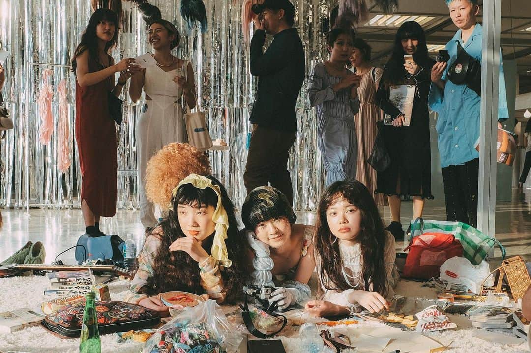 のインスタグラム：「【rooms40】 20周年をむかえる、クリエイティブの祭典「rooms」  @rooms_tokyo にはクリエイションをキーワードに、ファッション、ジュエリー、ライフスタイル、アート、エシカル、カフェなど国内外から550ブランドが集結。各エリアではクリエイターと直接コミュニケーションを取り、その場でお買い物をすることも可能。感性を刺激する三日間となりますので、どうぞお楽しみに！ ※写真はrooms39の様子です。 ． *クリエイティブの祭典 “rooms40” まもなく開幕！﻿ 2020.2.20(thu) 21(fri) 22(sat) ﻿ 国立代々木競技場 第一体育館﻿  #rooms_tokyo #ルームス #creative #展示会 #ライフスタイル #暮らし #アート #art #installation #トークショー #exhibition #design #craft #creator #installation #ethical #hpfrance #アッシュペーフランス #howpeoplelive」