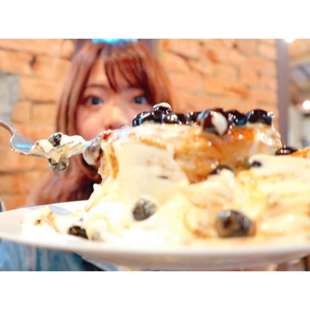 馬嘉伶さんのインスタグラム写真 - (馬嘉伶Instagram)「🍵 【#まちゃタピ旅 】 #インスタ映えスイーツ . 先月お友達と一緒にタピオカ巡りへ このお店では4品のタピオカスイーツを狙っていましたが この時期は2品しかなくて。。。😥 でも一番食べてみたかった #黒糖タピオカチーズスフレパンケーキ を食べられてよかった💕💕 ですが‼️ 写真を撮るのにハマりすぎて パンケーキの上に乗せてあったチーズが硬くなっちゃって 綺麗に落ちてこなかった😱💦 (↑私の表情は写っていなかったですが 多分私の手の戸惑った動きを見たら分かりますね😅) でも美味しさは変わっていないので 楽しんで味わいながら食べました🥞🍽 . . 【#まちゃの台中🍄】 📍#美好年代 #珍珠鬆餅 #🥞 #タピオカ #タピオカ巡り #タピ活 #珍珠 #台灣 #台湾 #台湾旅行 #台湾グルメ #台中 #台中旅行 #Taiwan #taiwantravel #Taichung #taichungtravels」2月18日 21時58分 - macyacyarin