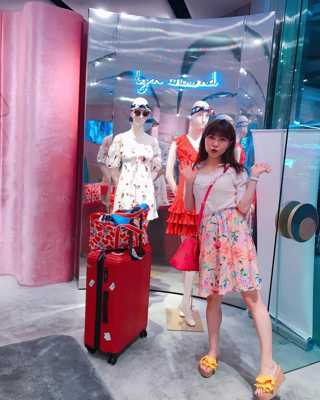 DJ MIYAさんのインスタグラム写真 - (DJ MIYAInstagram)「こんばんはぁ❤️❤️❤️Bangkok旅日記の続きー！！！(^ ^)⭐︎ .  Bangkok・ThailandのSiamにはタピオカもあったよーぉ❤️しかも、SeoulのFIRE TIGER💗 美味しかったー💗 Siamの中心部を歩き廻るのが、めっちゃ楽しい❤️cosme,FITNESS WEAR,fashion,cafe何でも❤️ 次は、BIG Cに行ってみたいな💗スーパーマーケット笑(o^^o) . . . . .  #バンコクカフェ  #バンコク　#バンコクホテル　#タイ旅行 #バンコク旅行　#タビジョ　#旅好き女子　#バンコク女子旅　#バンコクホテル #MBKCenter　#ラグジュアリーホテル　#観光PR #旅インスタグラマー　#東南アジア #海外旅行　#トラベラー　#旅好き　#サイアム　#サイアムパラゴン　#女子旅 #南国リゾート　#今日のコーデ　#インスタグラマー　#インフルエンサー #タイと私  #マイトリップmiya  #旅インフルエンサー #siamcafe #カフェ巡り部」2月18日 21時58分 - dj_miya