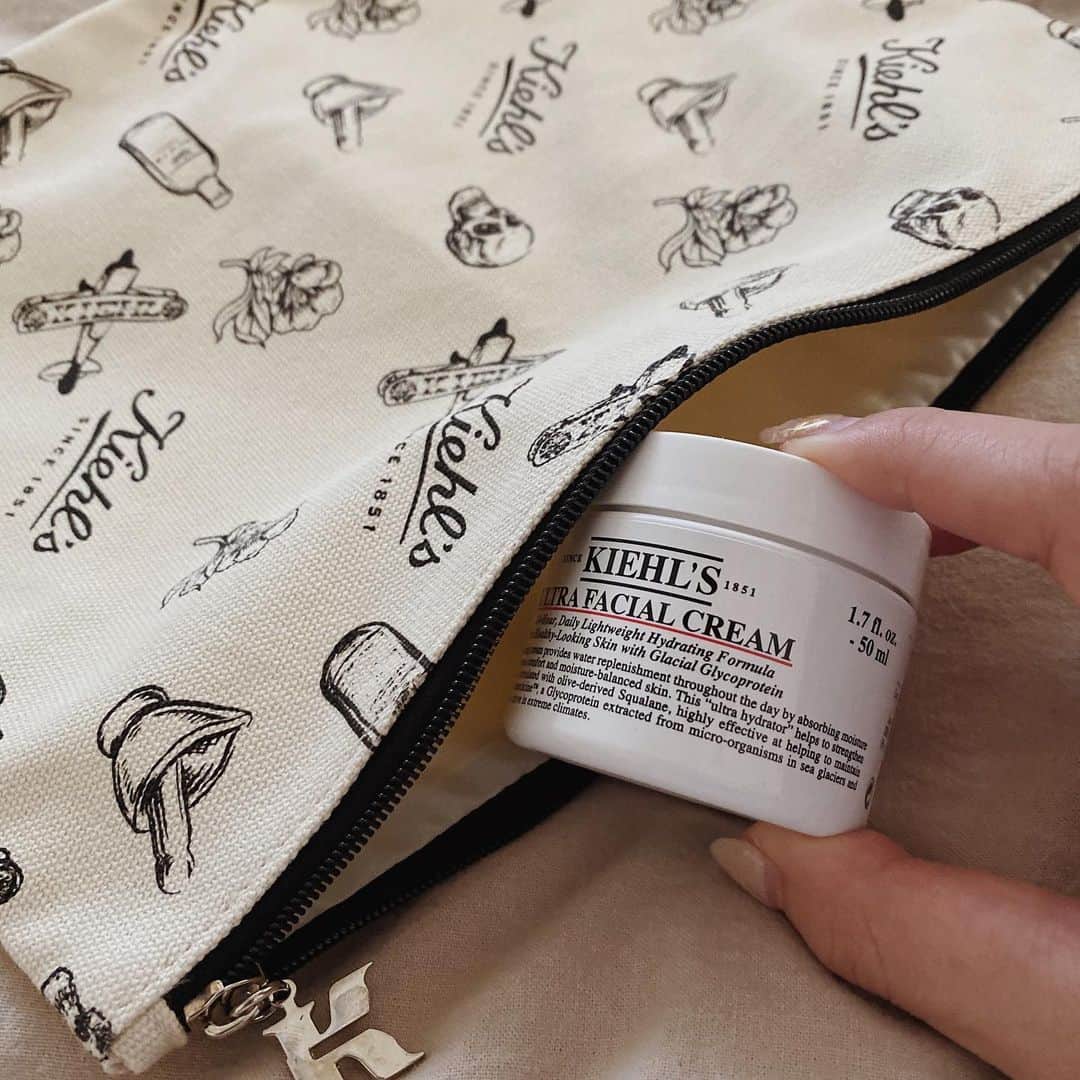 目見田早弥子のインスタグラム：「| 🌬 Thank you, KIEHLS❣️ ずっと使ってる @kiehlsjp のUFCクリーム🌨 もうすぐ２個目が終わりそうだったので嬉しい！ 今回は可愛いポーチまで♡ カレンデュラのトナーをコットンで叩き込んで 美白美容液やオイルをつけたあとに UFCクリームで蓋をするような気持ちで。 この前のCNPと、その日の気分で使い分けてます🤍」