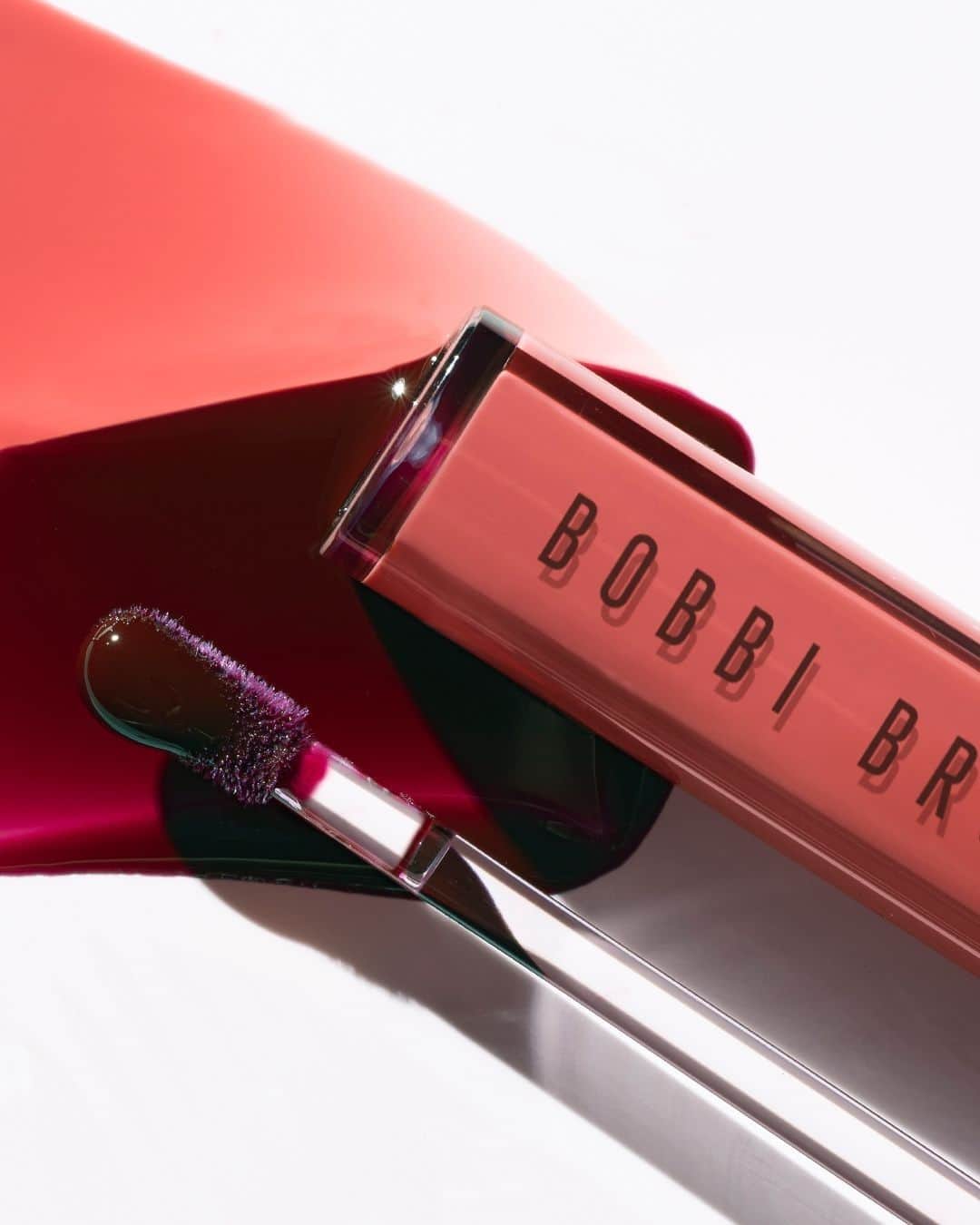 のインスタグラム：「Our NEW Crushed Oil-Infused Gloss is available in 12 nutrient-rich shades from bare to bold. Wear alone or layer them to customize your color.  THE BREAKDOWN: Crushed Oil-Infused Gloss in New Romantic Crushed Oil-Infused Gloss in After Party  #BobbiBrown #CrushedLipColor #BBGirlCrush #LipGloss #GlossyLips #HydratedLips #smile」