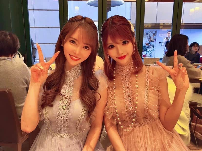 桜咲乃愛さんのインスタグラム写真 - (桜咲乃愛Instagram)「ゆめちゃんとローブドフルールの春ドレスでおそろコーデ👗💕✨ 色がキキララみたい( ⁎ᵕᴗᵕ⁎ )♡ アフタヌーンティー行ったよ☺️♥️✨ 合わせた訳じゃないのにたまたま靴もお揃いだった🥰💕✨ VALENTINOすきー🥰♥️✨ かわいいかった(  ˊᵕˋ )♡ #おそろコーデ#お揃い#春ワンピ#ローブドフルール#ドレス#春ドレス#ドレス新作#モデル#表参道#表参道カフェ」2月18日 22時02分 - noasama1101