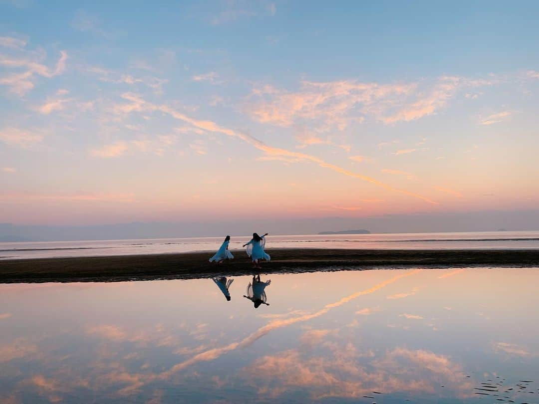 瀧野由美子さんのインスタグラム写真 - (瀧野由美子Instagram)「. トラブルだらけの遠回りだから 夕焼けが美しいんだ  #無謀な夢は覚めることがない  #STU48 #瀧野由美子 #父母ヶ浜 #香川県 #ウユニ塩湖  #砂浜 #瀬戸内 #海 #sea  #夕焼け」2月18日 22時08分 - yumiko_anko