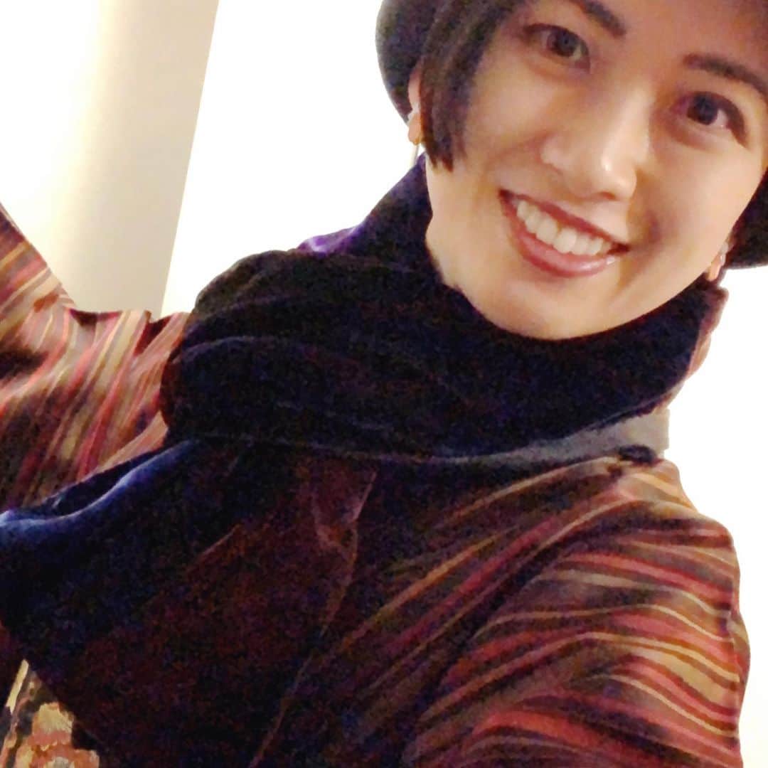 岡田育さんのインスタグラム写真 - (岡田育Instagram)「Now practicing both Kimono and Selfie as a beginner... 👘🤳 . #kimonolesson #antiquekimono #seasquirts #joyofkimono #kimonoinnewyork . . アイテム増えて楽しくなってきたが、狭い部屋の蛍光灯で全身を自撮りするの難しいな。修行修行。 #着物 #ミセル裾除け #ホヤ #着物コーディネート #縞小紋 . . 👘 @tansuya.official 👗 @homsue_hem 🎀 @gofukuyasan 🥾 @ash 🧣 @commedesgarcons 👒 @kopka_accessories . . #ikuokada #岡田育 #👘🔰」2月19日 3時37分 - okadaic