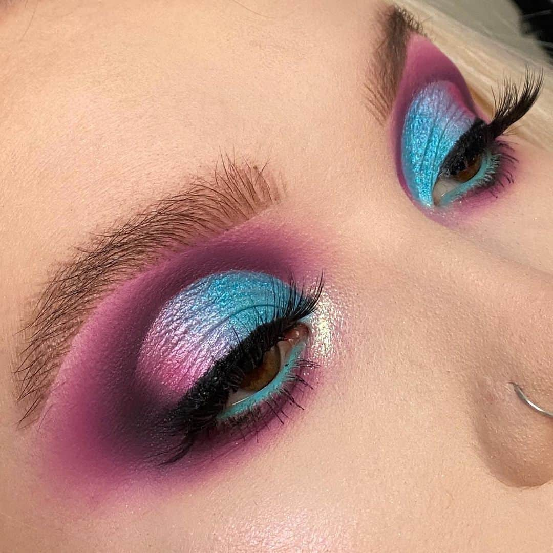 Anastasia Beverly Hillsさんのインスタグラム写真 - (Anastasia Beverly HillsInstagram)「@britmunmakeup "💙ABH X AMREZY💗  Brows • Dipbrow in medium brown | clear brow gel |  Eyes • Georgina lashes | black liquid liner | #ABHxAmrezy palette shades - barb, cupcake, Leo, Rezy, Anastasia, Šemsa, BK & Yugo」2月19日 3時37分 - anastasiabeverlyhills