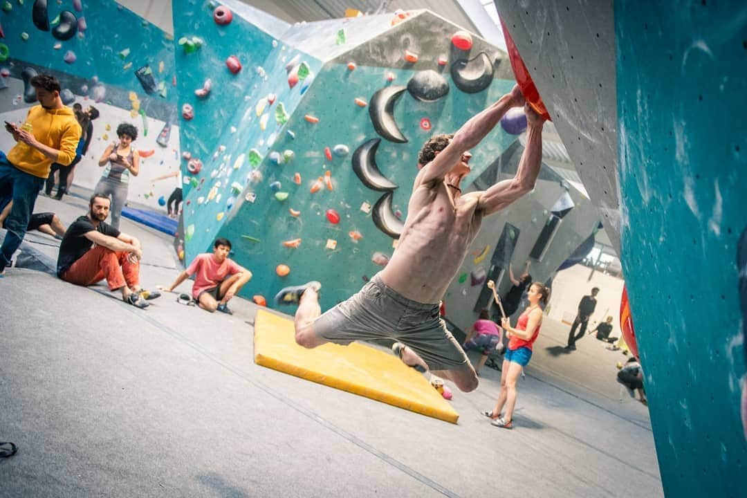 アダム・オンドラさんのインスタグラム写真 - (アダム・オンドラInstagram)「Intense and awesome weekend at @hangarbrno gym. Saturday was the day of HangarMasters competition. Semifinals went well with being the only one to top 3 problems, finals was a close fight with @martin.stranik and @zlsudar as we all topped the first three problems. The last problem being a little ovetcooked nobody managed to top, so I took a 2nd place behind strong @martin.stranik having one attempt too many. Sunday afternoon was spent together training with Spanish and Slovenian team on comp style problems. Just awesome. Pics by @pet.phot  @blackdiamond @lasportivagram @montura_official @gardatrentino @mazagrande」2月19日 3時39分 - adam.ondra