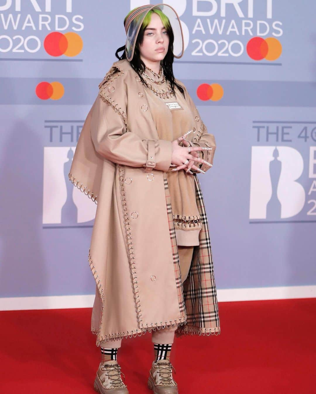 Burberryさんのインスタグラム写真 - (BurberryInstagram)「#BillieEilish arrives at the #BRITs 2020 in London wearing an oversized chain-embellished #Burberry trench with #BurberryCheck lining, tonal sweatshirt and track pants, and #TheArthurSneaker . #InBurberry #BurberryGeneration #RiccardoTisci」2月19日 3時39分 - burberry