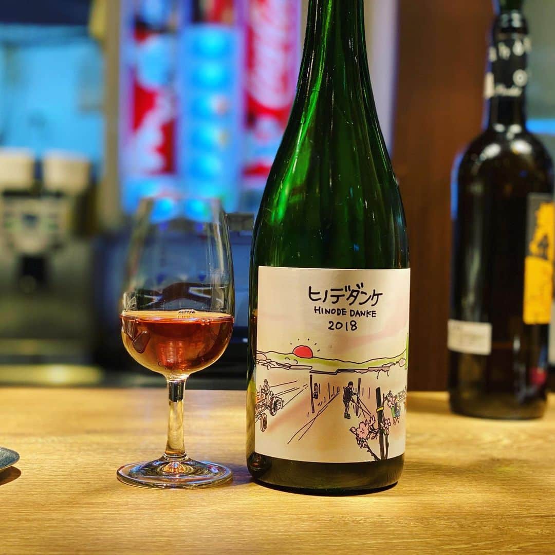 のインスタグラム：「すごくチャーミングな酸🍷 高い人気を得ているのが納得のワインでした。 岩見沢市日の出町産の葡萄です🍇 #ヒノデダンケ　2018 #千葉ヴィンヤード #北海道　#岩見沢市　#栗沢町 #10r #zweigelt  #ツヴァイゲルト　主体(他赤白、全11品種) #日本ワイン　🇯🇵 #japanesewine #vinjaponais  #wine #vin #vino #winetime #winelover  #instawine #wineexpert  #tokyo」
