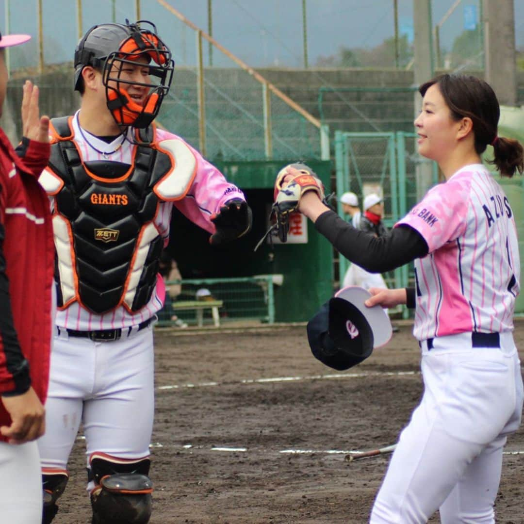 上杉あずささんのインスタグラム写真 - (上杉あずさInstagram)「. 2/16(日)VS BABERUTH (@baberuth.official ) 1回1安打無失点！ 私的には約1ヶ月ぶりの試合のマウンドでした。良いバッター相手に投げるドキドキとワクワク感が楽しかった🥰 任されたイニングは何とか無失点に抑えられたけど、個人的には納得出来てない！変化球がストライク入らなかったし、今日も真っ直ぐが遅かった笑。遅すぎるお陰で抑えられることもありますが…もっと質を求めて‼️もっとピッチャーらしく生きれるよう頑張ります✨ #草野球チーム #福岡ハードバンクポークス #草野球 #練習試合 #プライドジャパン甲子園2019 #チャンピオン #ベーブルース #金田球場 #福岡 #北九州 #baseball #training #match #champion #baberuth #hardbankporks #fukuoka #kitakyushu #teams」2月18日 22時16分 - azumacks