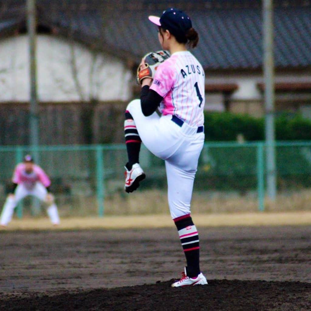 上杉あずさのインスタグラム：「. 2/16(日)VS BABERUTH (@baberuth.official ) 1回1安打無失点！ 私的には約1ヶ月ぶりの試合のマウンドでした。良いバッター相手に投げるドキドキとワクワク感が楽しかった🥰 任されたイニングは何とか無失点に抑えられたけど、個人的には納得出来てない！変化球がストライク入らなかったし、今日も真っ直ぐが遅かった笑。遅すぎるお陰で抑えられることもありますが…もっと質を求めて‼️もっとピッチャーらしく生きれるよう頑張ります✨ #草野球チーム #福岡ハードバンクポークス #草野球 #練習試合 #プライドジャパン甲子園2019 #チャンピオン #ベーブルース #金田球場 #福岡 #北九州 #baseball #training #match #champion #baberuth #hardbankporks #fukuoka #kitakyushu #teams」