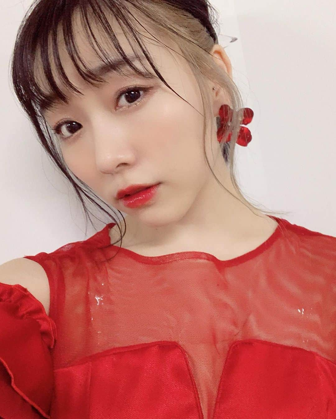 須田亜香里さんのインスタグラム写真 - (須田亜香里Instagram)「アリーナだと私の髪型はツーブロックに見えたらしいですw . ツイッターのリプに 双眼鏡で何度も見たとか 騒然とした ザワついた 10分くらい考えたとか 色々きててしばらく笑った😂 . 私もコンサート中盤で この写真撮るまで、 自分の髪の状態知らなかったから、 私も写真見てビックリしたよ😂 . インナーカラーの部分、 オハゲに見えるのねw みんなの反応面白いし オシャレだからまたやるけどw . #インナーカラー  #左だけ #もみあげカラー  #ヘアアレンジ #ツーブロック #エコパアリーナ #ske48エコパコンサート2020 #給水タイム #オフショット #赤ドレス #拗ねながら雨 #あの日のチャイムを忘れない #初 #セレクション8 #選抜曲」2月18日 22時24分 - akarisuda