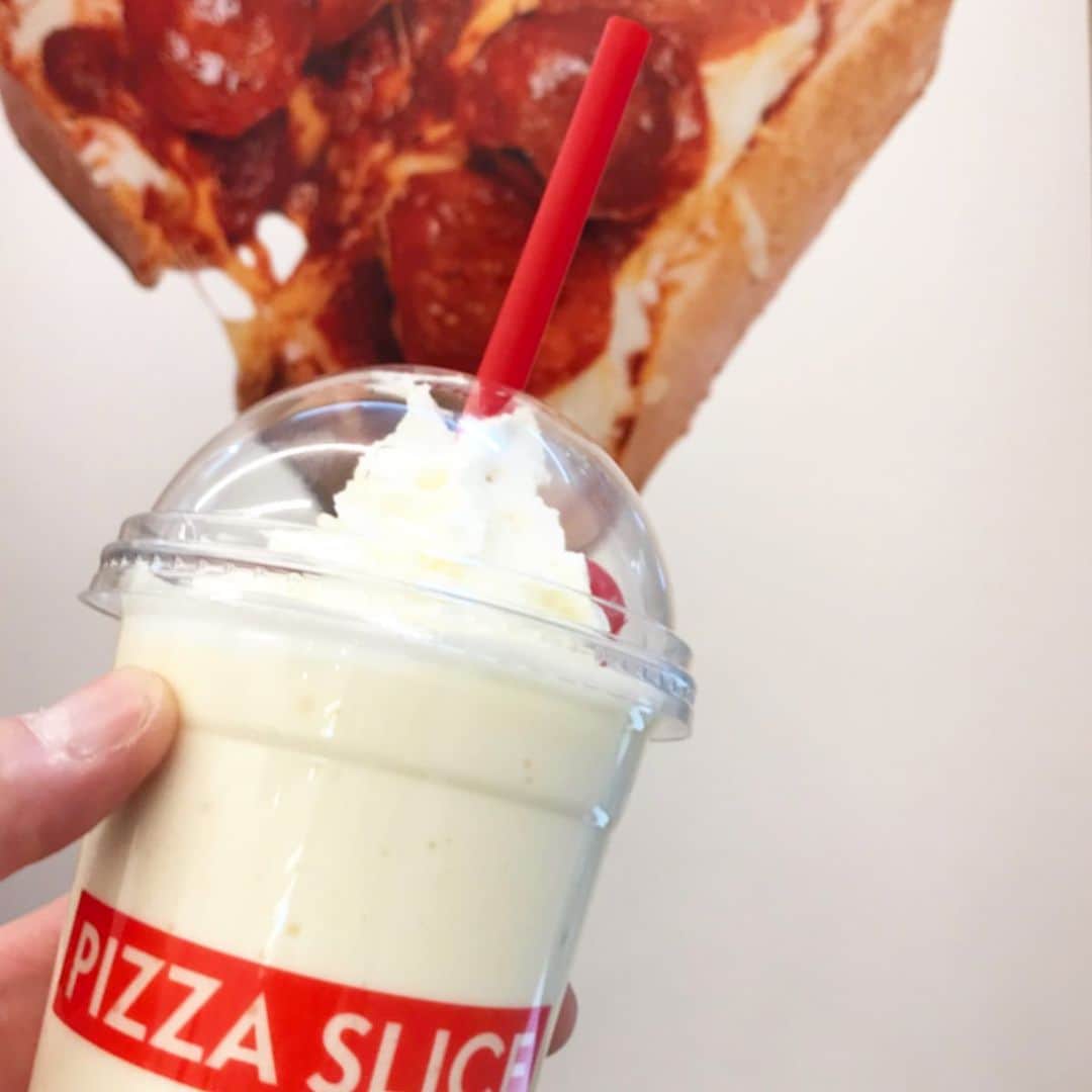 宇野薫さんのインスタグラム写真 - (宇野薫Instagram)「ピザトーストとバニラシェイク  @stylistshibutsu さん オススメのバニラシェイクにフライドポテトをダイブして食べるのが若者スタイルという事で早速やってみました。僕は好きな味で美味しかったです。気になる方はお試しあれ。  @pop_by_jun @parco_shibuya_official  @pizza_slice_tokyo」2月18日 22時28分 - caoluno
