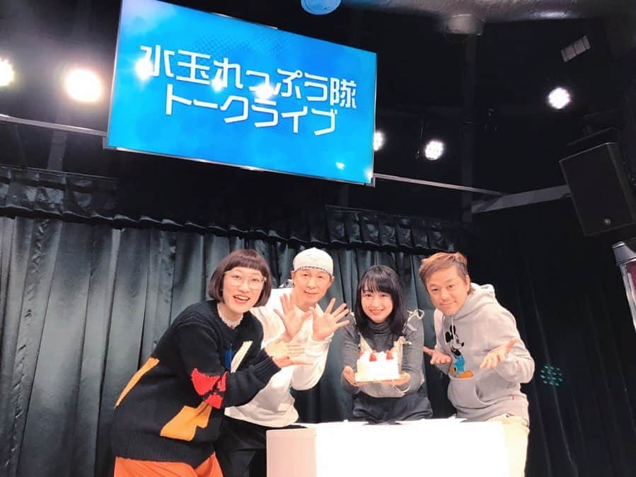 小川暖奈のインスタグラム：「お世話になってる先輩方にお祝いしていただいた幸せな誕生日でした、、！！ ありがとうございました！！！！ #水玉れっぷう隊 さん #ライブでケーキまで用意してくださりお祝いしてくださいました🎂 #光永 さん #誕生日になる瞬間にしゃぶしゃぶ食べ放題ご馳走になりながらお祝いしてくださいました🍲 #そしてまつりちゃんからのプレゼントが年々大人女子への素敵プレゼントになっていく、、！ . . そして、最後の写真！ わたしファンの方に、こんな立派な誕生日おめでとうの横断幕もらう女子になったよー！横断幕プレゼントされたの初めてだよーー！ 3回くらい聞き直したし、笑ったし、なにより嬉しいよー！ありがとうー！！」