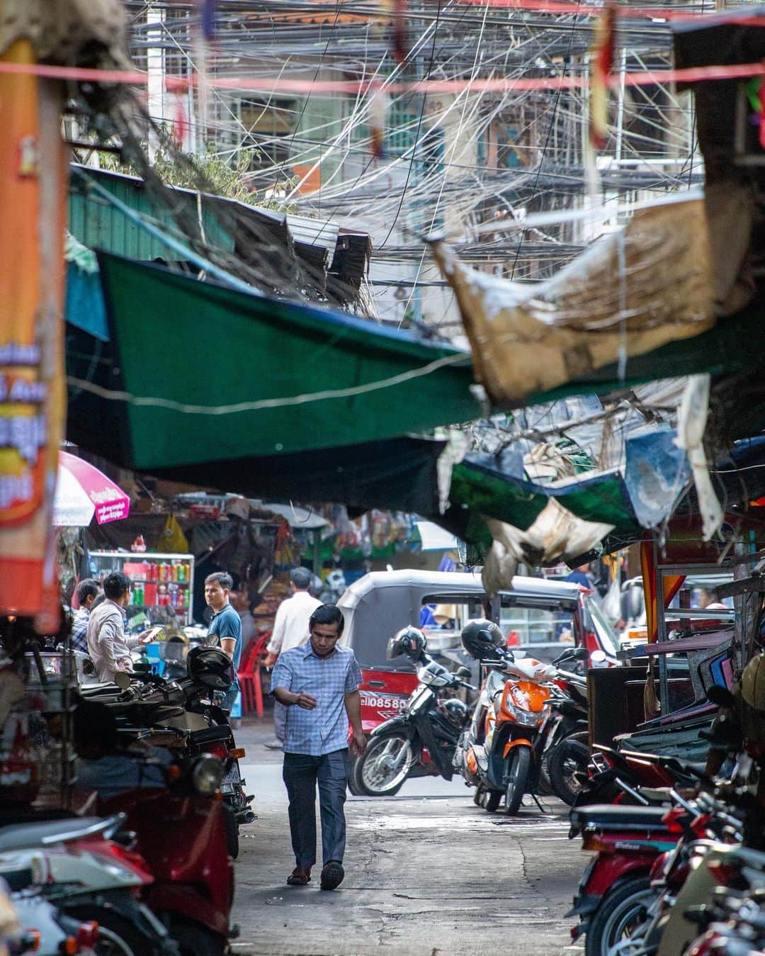 Shunsuke Miyatakeのインスタグラム：「Organized chaotic backstreet, Phnom Penh, Cambodia」