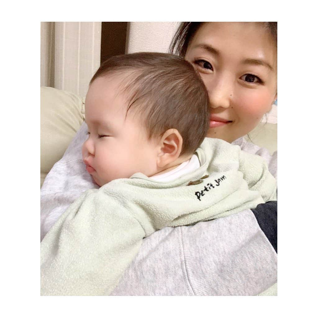 megumiさんのインスタグラム写真 - (megumiInstagram)「この2週間、甥っ子との時間を優先してたから、 朝活もしてなければ、仕事も最低限しかしてないし(確定申告も進んでない😇) 、 夜は実家でご飯食べてたからダイエットも進んでないけど、 自分の時間を犠牲にしたなんてこれっぽっちも思ってないよ。 . むしろ、やりたいことを優先しまくった日々❤️❤️ . やりたいことをできるってなんて幸せなんだ☺️❤️ . 当たり前の幸せは いつなくなるかもしれないから しっかりしっかり噛み締める☺️ . 実家のごはんは美味しい❤️❤️ . 甥っ子は普遍的で忘れがちな幸せをたくさん教えてくれます。 いつも幸せと癒しをありがとう❤️❤️❤️ . そして甥っ子ロスのはじまりはじまり😭😭😭😭😭😭😭😭😭😭😭😭😭😭😭😭😭😭 . #甥っ子　#セロトニン　#幸せホルモン #今日のおばばか通信　#おばばか妄想劇場 #ダイエット #メリハリボディ #筋トレ女子 #筋トレ #fitnessmodel #healthbody  #healthydiet #bodymake #bodymaking #ボディメイク#ワークアウト女子 #フィットネス女子 #フィットネス #美ボディ  #피트니스모델 #フィットネスモデル #パン好きトレーニー #피트니스 #フィットネス #엉덩이운동 #お尻トレーニング #fitnessgirl」2月18日 22時31分 - megumi_aimy_fit