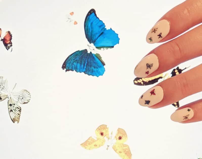 Mei Kawajiriさんのインスタグラム写真 - (Mei KawajiriInstagram)「Very small butterflies 🦋💜 @julieshyu #nailsbymei #handpainted」2月18日 22時36分 - nailsbymei