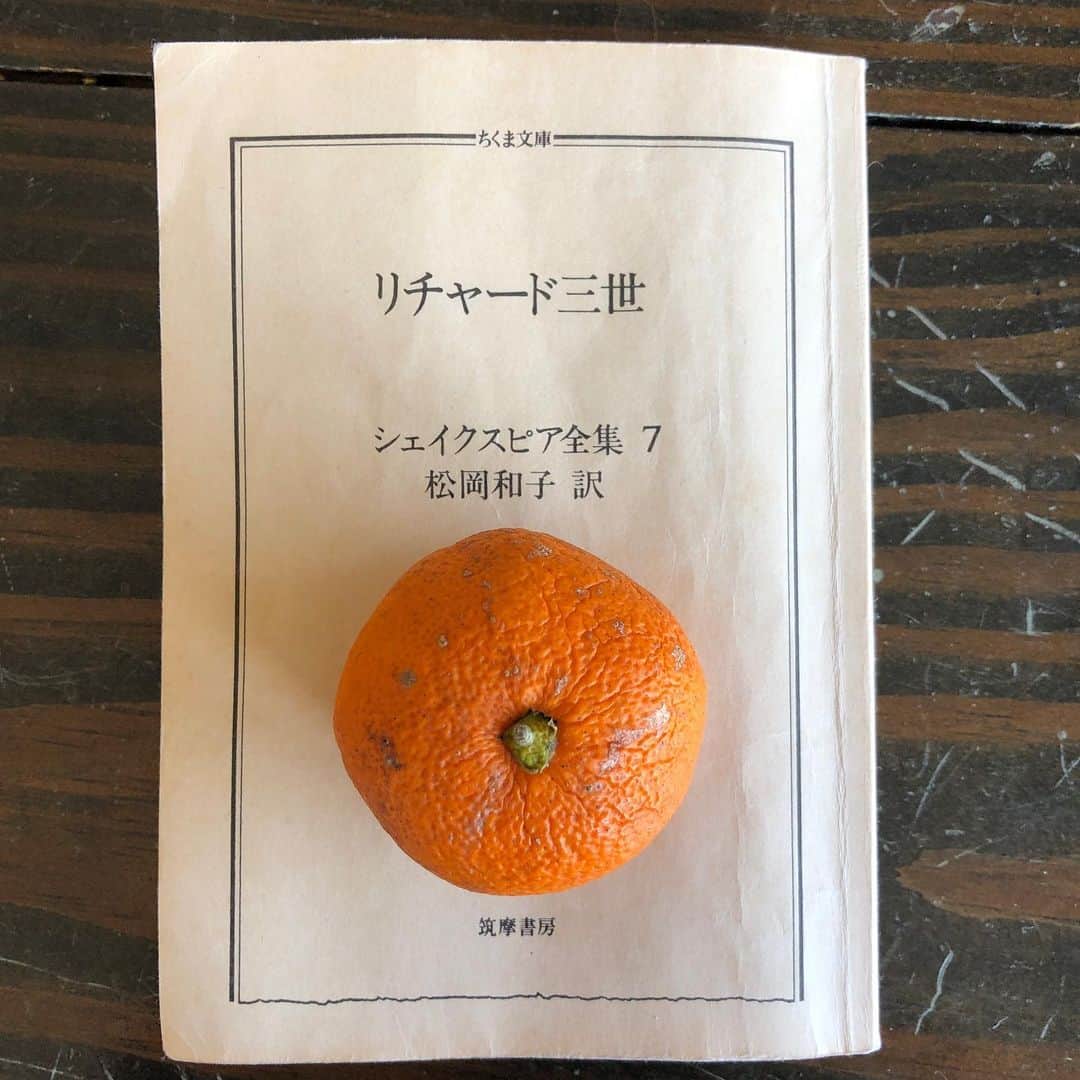 池田有希子のインスタグラム：「新国立劇場こつこつプロジェクト『リチャード3世』稽古の日々。この世の役者さんは全員、演出家西悟志氏の創作過程を体感すべしです。言葉を反芻し入眼し開眼する過程で得られるお宝たるや…。形骸化した常識を疑う。あー全く色んな手癖をつけてきてしまったもんだよ私ったら。今ご一緒の扇田拓也さんから貰った有機みかん。メンツも最高、こつこつプロジェクト。  あ、ちなみに「何の役をやるの？」とよく聞かれるのですが、リチャード3世役です。というか、誰が何の役をやるとはっきりとは答えられない、虚も実も夢も現も自分も他人も全てシームレスな、そんな時空間を創ることに腐心しているので「私は〇〇役です」とも言い切れないのです…。でもとにかく面白くなりそうです。  残念なのは一般公開しないこと！チケット完売につき御案内できなかった『イノサン』に続き、お客様に観ていただけない作品が続き、寂しー！！！」