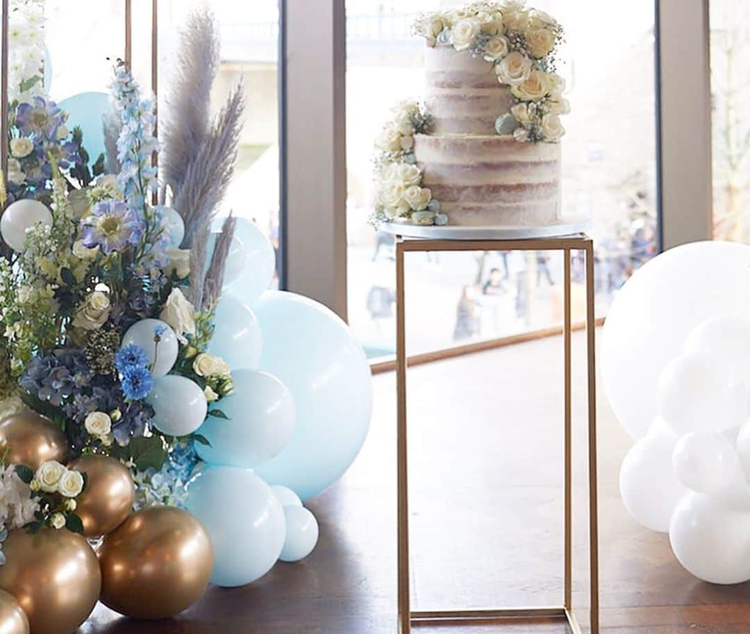 ルーシー・メックレンバーグさんのインスタグラム写真 - (ルーシー・メックレンバーグInstagram)「BABY SHOWER SPAM ALERT!! ⚠️💙🤣 Had the most special day and just wanted to show you a few of the details! • Floral & balloon decorations by @elari_events they also decorated my Dolce & Gabbana themed engagement party boat. I couldn’t recommend them enough. 💐💙 • I want a really simply but elegant naked cake with florals 🍰 @eatsweetcheeks this was perfect!!! And tasted delish! • Welcome sign & personalised baby shower games by @eventartbydesign • #babyshower #boysbabyshower #babyshowerdecorations #towerbridgelondon」2月18日 22時40分 - lucymeck1