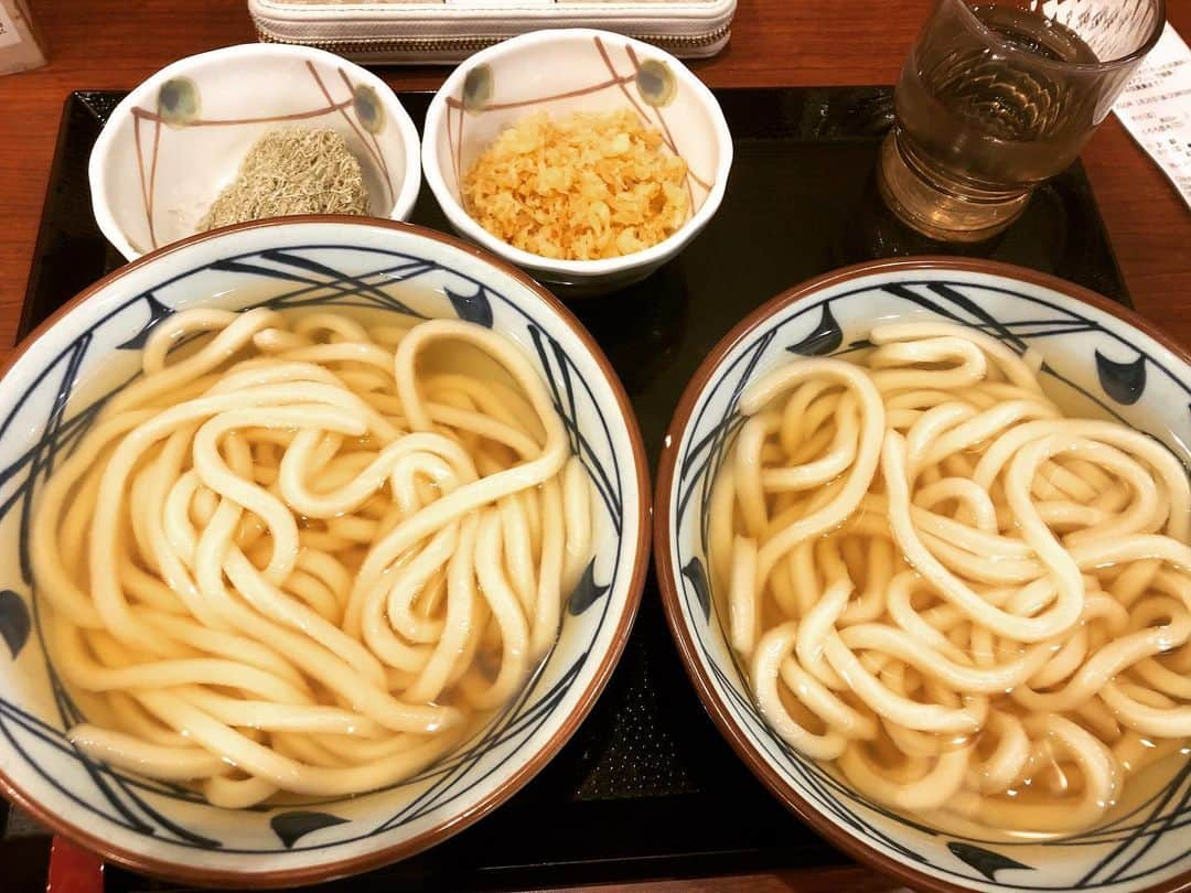 芳野友美さんのインスタグラム写真 - (芳野友美Instagram)「先日#丸亀製麺 で#かけうどん を頼むと、もう一杯付いてくる！ってサービスやっていて、なんて素敵❤︎またないかなー♪と思ってたら、今度は#ぶっかけうどん でもう一杯サービスやってるらしい！！！ 行かねば！！！」2月18日 22時44分 - yumi_yoshino_1980