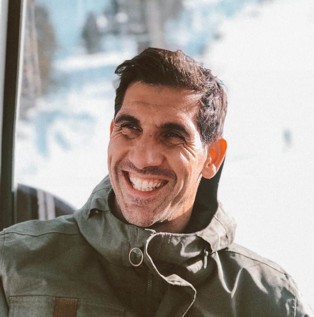 ゴルカ・イライソス・モレノのインスタグラム：「"La cara es el espejo del alma" o ¿si fuera que el alma se contagia de la actitud que expresas? ¡Las conexiones pueden ser de dentro hacia fuera y de fuera hacia dentro!  Al despertar, mírate al espejo, y dedícate tu mejor sonrisa!  #snowtimes #snow #momentosunicos #grandvalira」