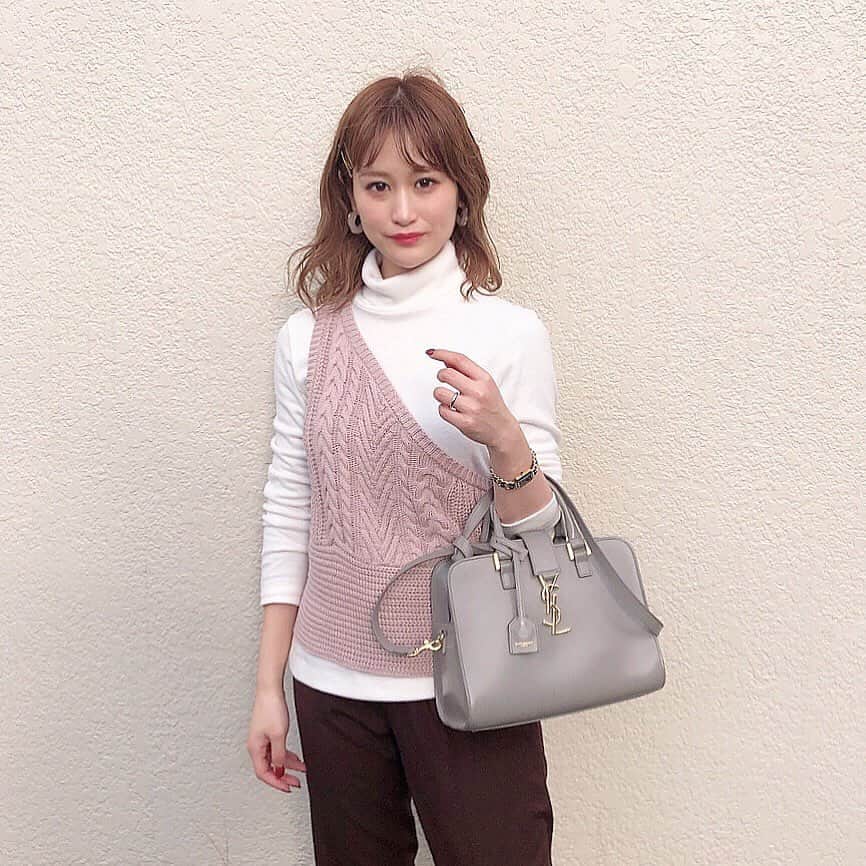 のインスタグラム：「春はピンク🌸 . . tops @uniqlo @reedit_official  pants @unrelish_official  bag @YSL . .  #あおぞら私服 #reedit #reedit_ootd  #unrelish #ootd#outfit#mylook#fashion#プチプラコーデ #今日のコーデ#きょコ #154cmコーデ#おチビコーデ #チビコーデ #シンプルコーデ#カジュアルコーデ#お洒落さんと繋がりたい #着回しコーデ #ピンク #春コーデ #ワンショルダー #ピンクコーデ」