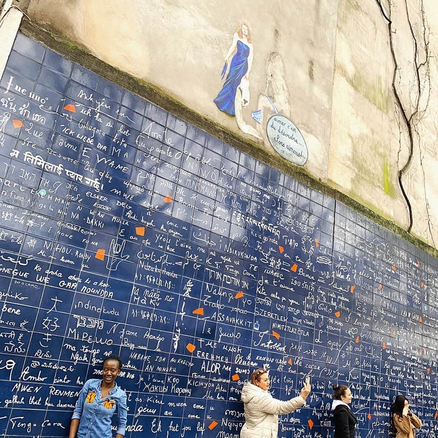 神田風音さんのインスタグラム写真 - (神田風音Instagram)「﻿ ﻿ ジュテームの壁🇫🇷﻿ ﻿ 世界中の311の異なる言語で書かれた愛の言葉でいっぱいの壁。かわいかった〜。﻿ ﻿ ﻿ ・﻿ ・﻿ #フランス #パリ #フランス旅行 #パリ旅行 #旅行 #海外旅行 #france #pari #paris #trip #amelie #アメリ #映画 #フランス映画 #ジュテームの壁 #lemurdesjetaime」2月18日 22時59分 - fuune_pdq