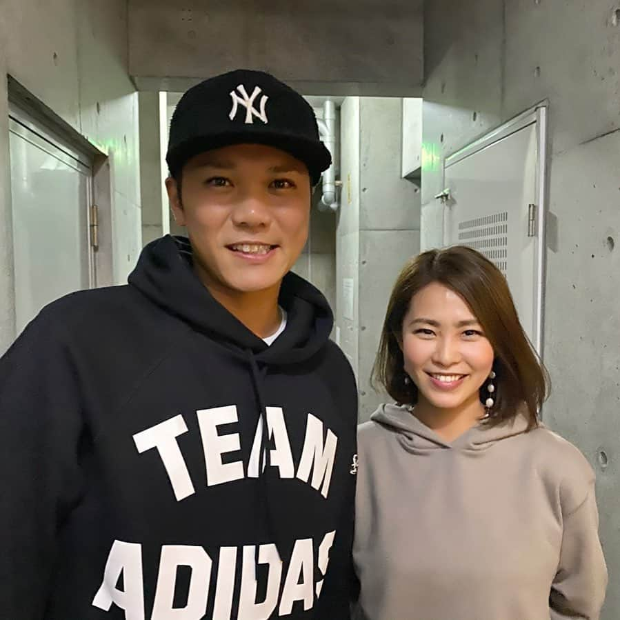 坂元美香さんのインスタグラム写真 - (坂元美香Instagram)「やばいです。本当に本当に本当にびっくりです。3時間前の出来事ですがまだ興奮してます💦 . 夜ご飯食べようとお店に入ったらまさかのお隣のテーブルが坂本勇人選手😳スーパー空腹だったにもかかわらず、その瞬間から坂元はご飯食べれない病。だって3年前までは坂本の橙魂ユニを着てドーム通っていたくらい大ファンだったのです。1時間悩んで手汗半端なくなり一生分の勇気を出してお写真撮っていただきました。快く撮ってくださり感激です😭  坂本選手が帰ったあとの坂元は焼酎泡盛祭りです。こんなことって本当にあるんですね…✨😭✨ . #坂本勇人 #読売ジャイアンツ #巨人 #沖縄キャンプ #沖縄 #ちゃっかり大臣坂元 #坂元野球観戦記録」2月18日 23時01分 - mika_saka